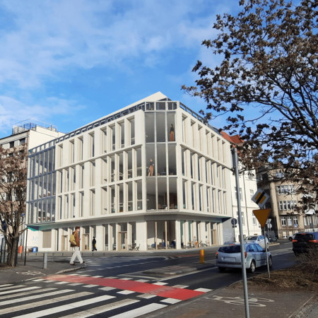 Smartglass Façade and Flexible Walls in a Sustainable Urban Office Environment