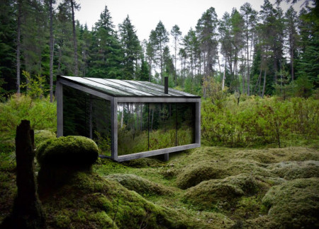 Energy-Generating Windows and Recyclable Materials Shape a Compact Retreat in Nature
